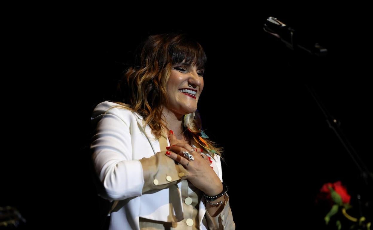 La cantante Rozalén durante un concierto.