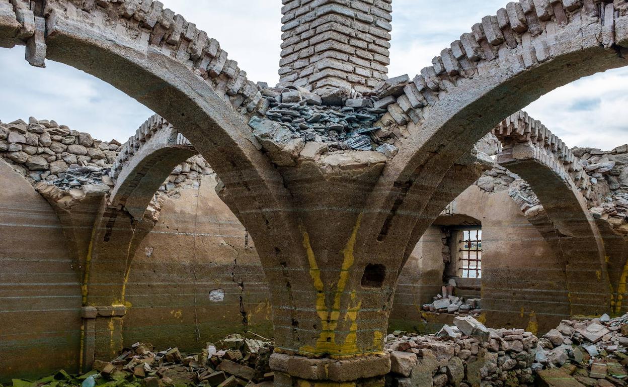 Bóvedas al descubierto del antiguo convento de Santa Cruz de Alarza, cuyas ruinas no afloraban en Valdecañas desde hace 55 años. 