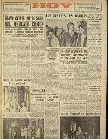 Imagen secundaria 2 - Arriba, Paul McCartney y John Lennon durante su actuación. Abajo, Los Beatles con unos barriles de fino en un hotel de Madrid. y HOY del 2 de julio de 1965. 