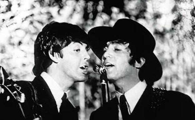 Imagen principal - Arriba, Paul McCartney y John Lennon durante su actuación. Abajo, Los Beatles con unos barriles de fino en un hotel de Madrid. y HOY del 2 de julio de 1965. 