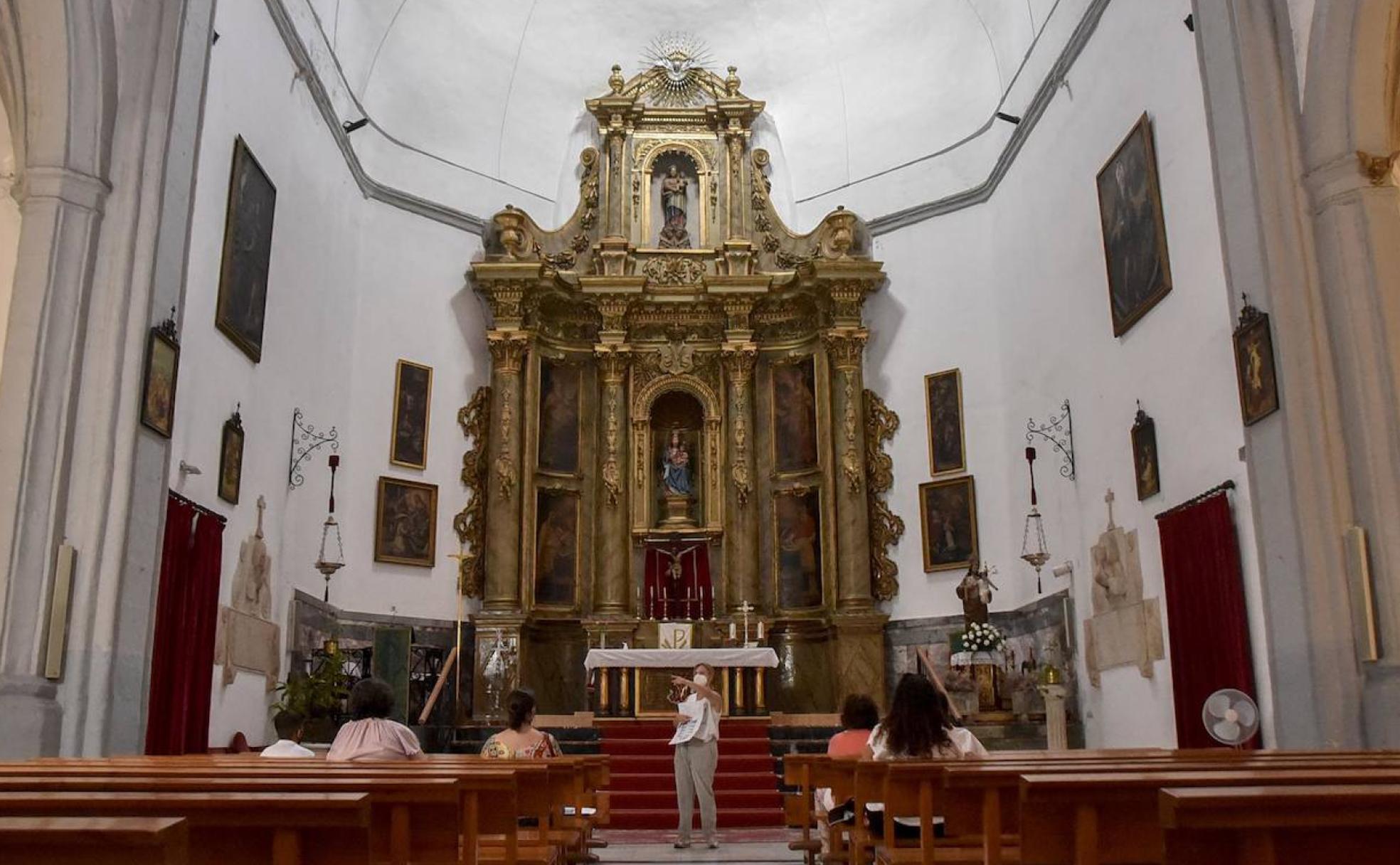 Leonor Celdrán explica a los visitantes la historia del templo. 