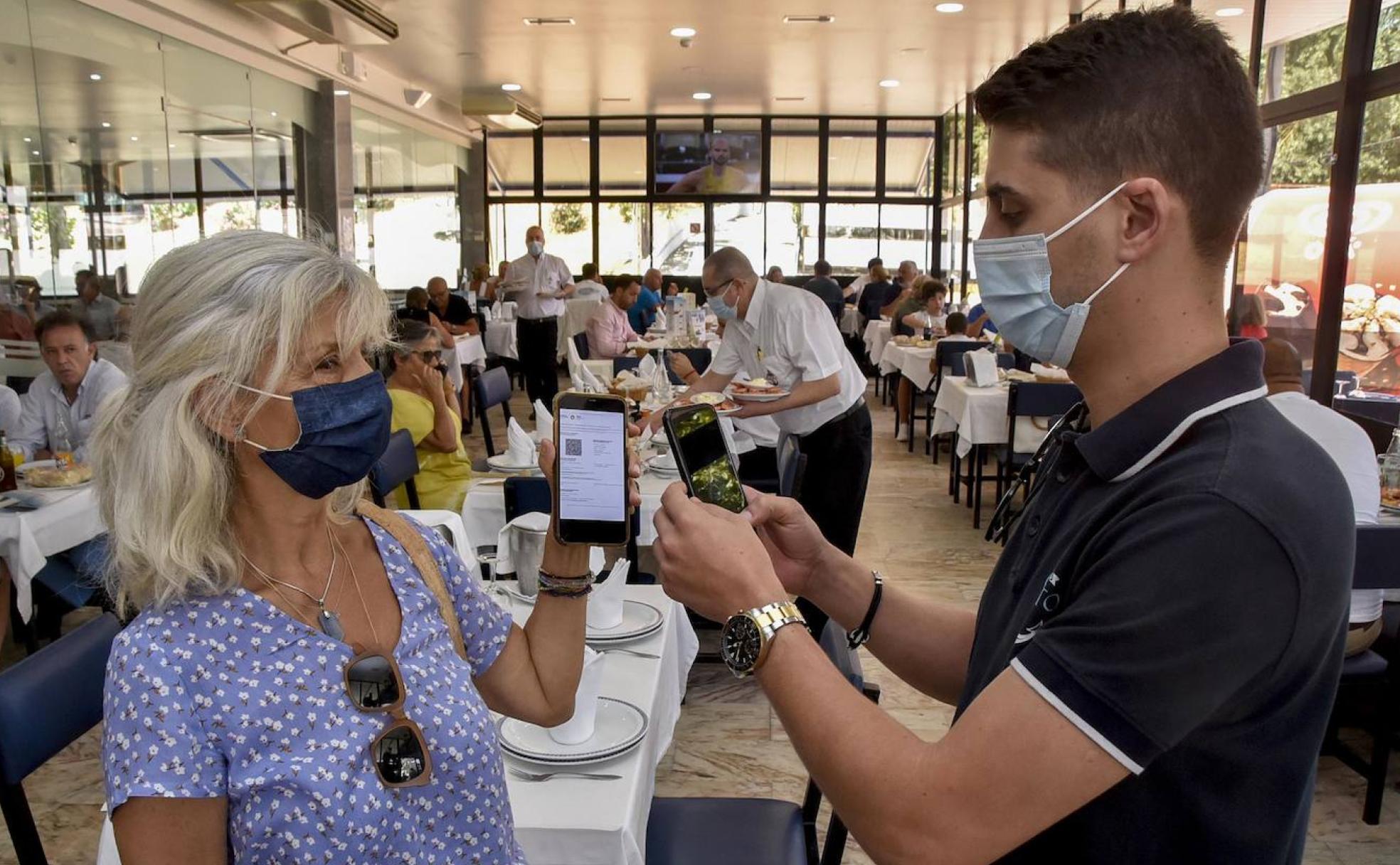 Teresa Fraga, de Lisboa, muestra su certificado en El Cristo de Elvas.