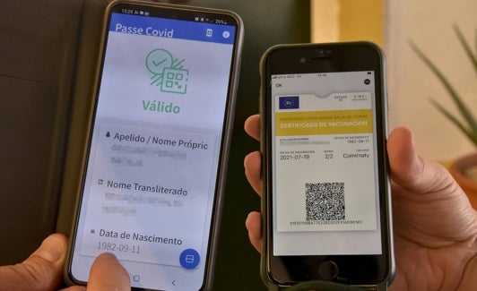 El móvil de un camarero escanea un certificado covid que es válido. C. MORENO