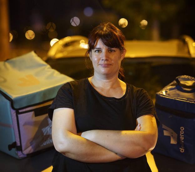 Ave nocturna. La 'rider' Lydia Camargo prefiere trabajar de noche por la zona sur de Madrid, y entrega cenas en urbanizaciones y polígonos.