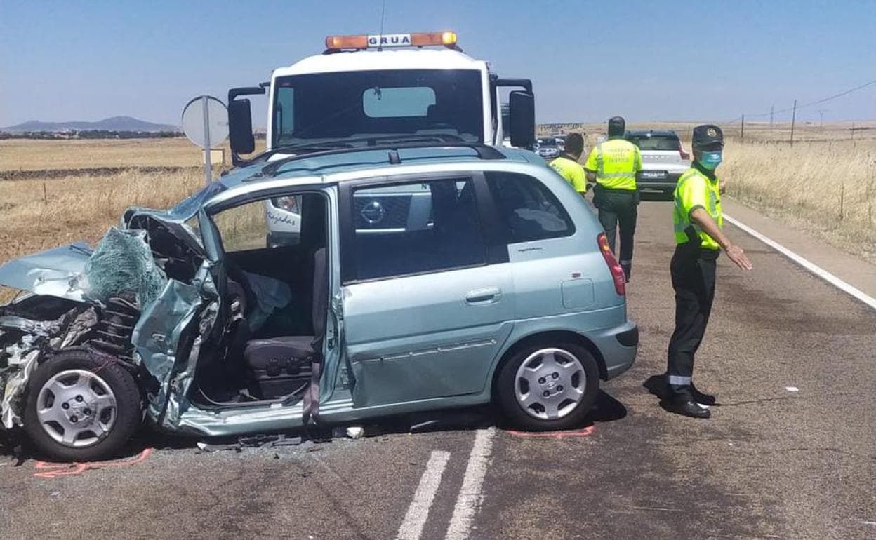 Cuatro Heridos, Uno Grave, Tras Chocar Con Un Semirremolque En La EX ...