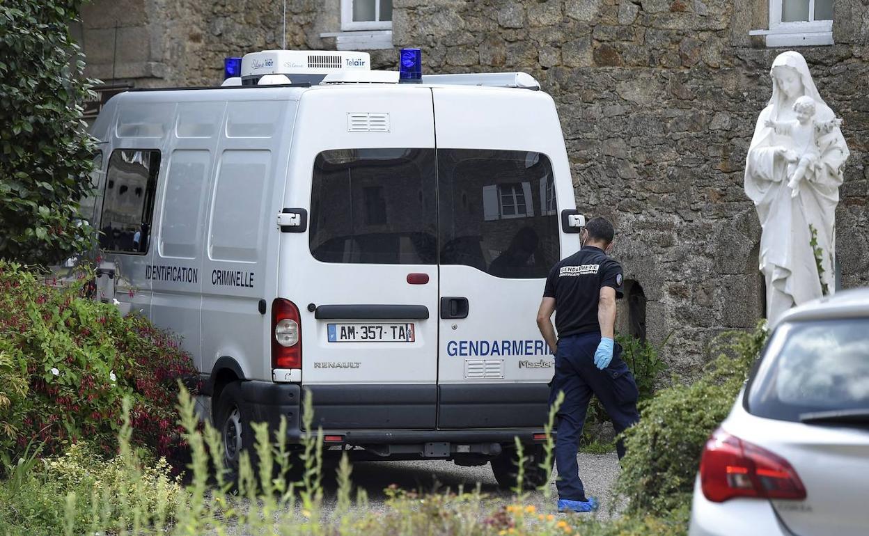 Furgón forense de la Gendarmería en el lugar del crimen.