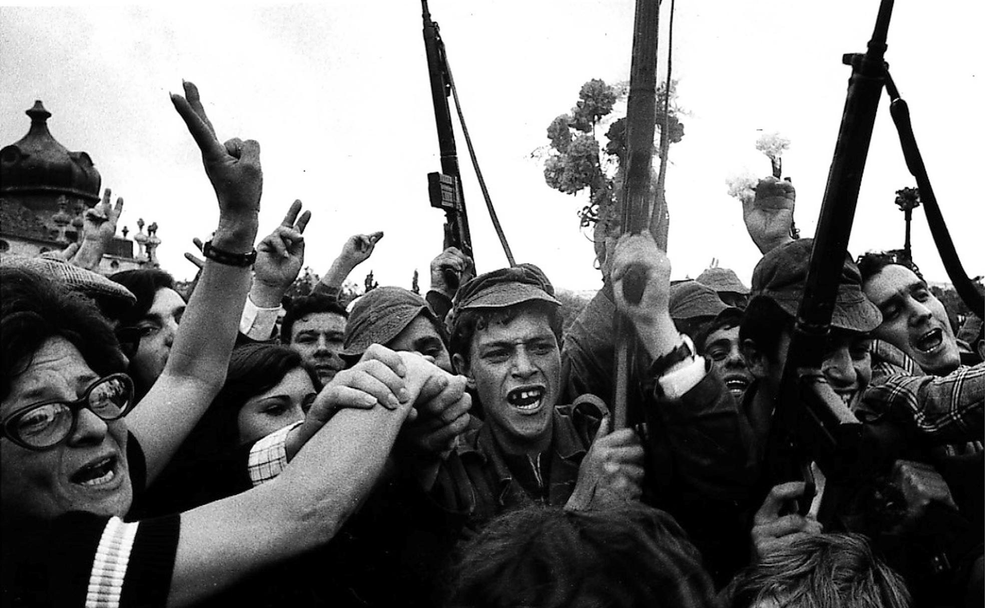 Celebración. Soldados y civiles celebran el triunfo de la revolución.