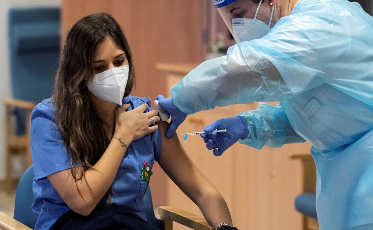 Una sanitaria vacunándose al principio de la campaña de inmunización.