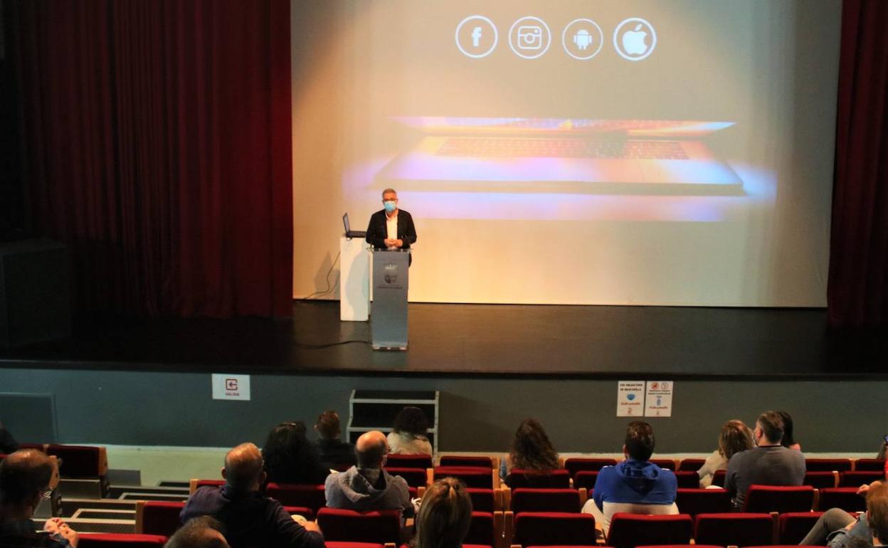 Presentación del Proyecto por parte del alcalde, Saturnino Alcázar, ante los empresarios