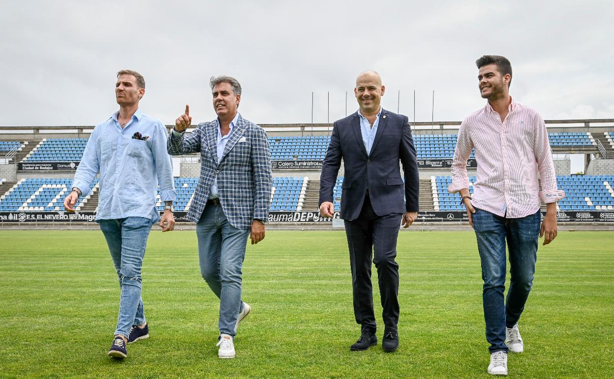 Iván Parra (izda.) junto a su padre Joaquín a su llegada al Nuevo Vivero. 