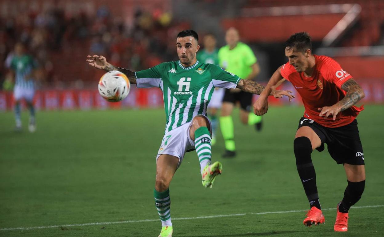 El emeritense Rober González intenta controlar un balón ante la presión de un jugador del Mallorca. 