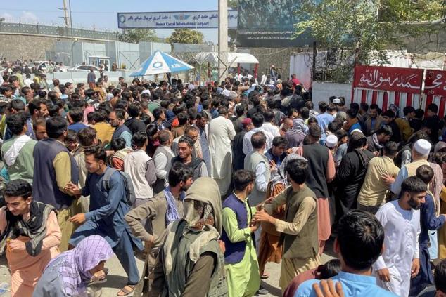 Los afganos se agolpan en el aeropuerto mientras esperan salir de Kabul 