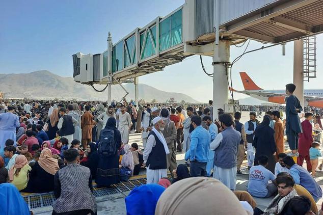 Los afganos se agolpan en el aeropuerto mientras esperan salir de Kabul 