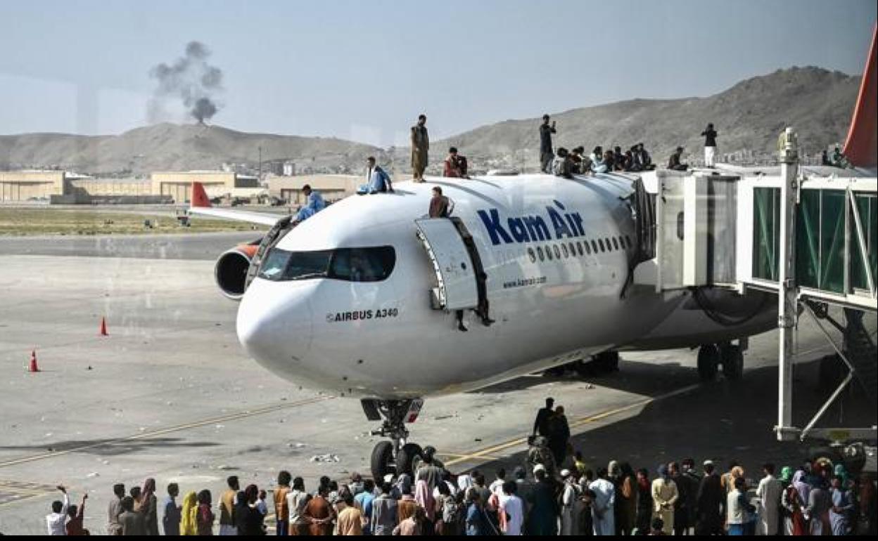 Los ciudadanos toman las pistas del aeropuerto de Kabul para huir del país.