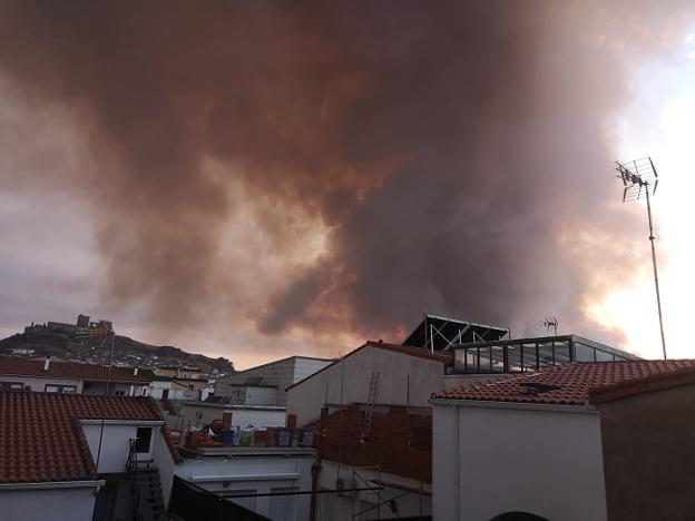 Cien efectivos trabajan en la extinción de un fuego en la sierra de Alburquerque