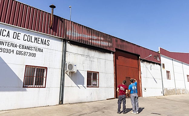 La nave que ardió está en el paso de Extremadura, cerca del campo de fútbol municipal.