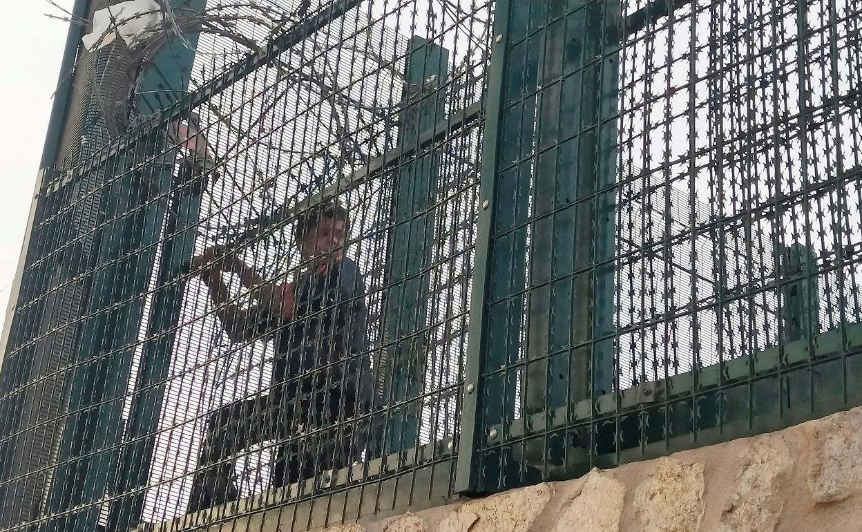 Un menor intenta acceder a la zona de embarque de vehículos del puerto de Ceuta. 