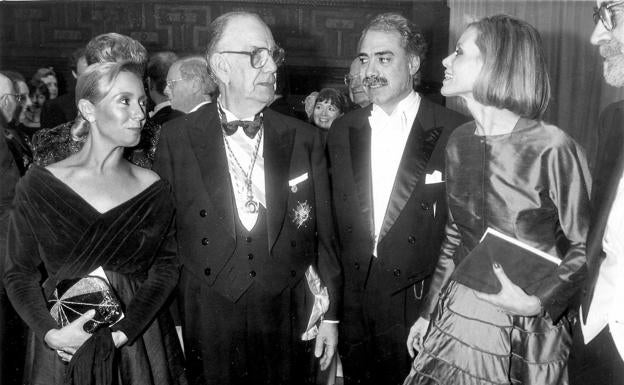 Cela junto a su hijo Camilo Cela Conde y susparejas, tras la entrega del Premio Nobel. 