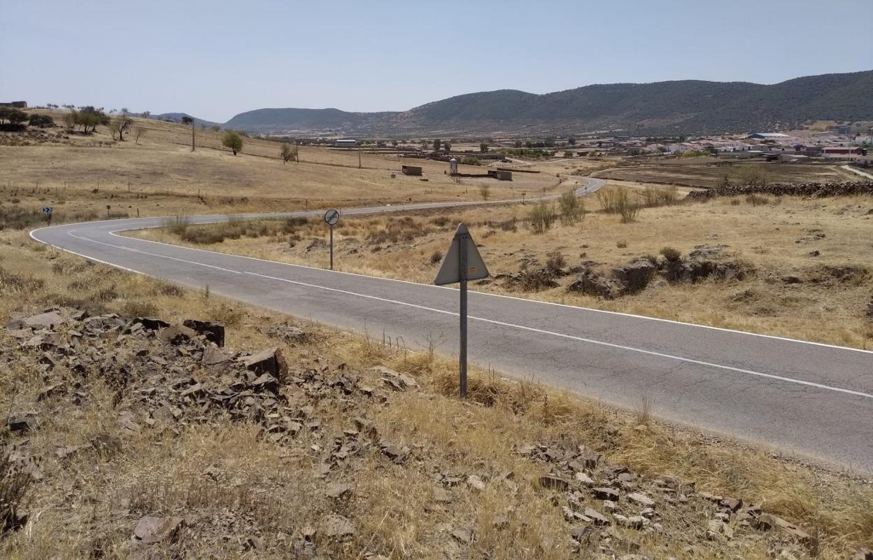 Carretera que va de La Morera (al fondo) a Santa Marta. 