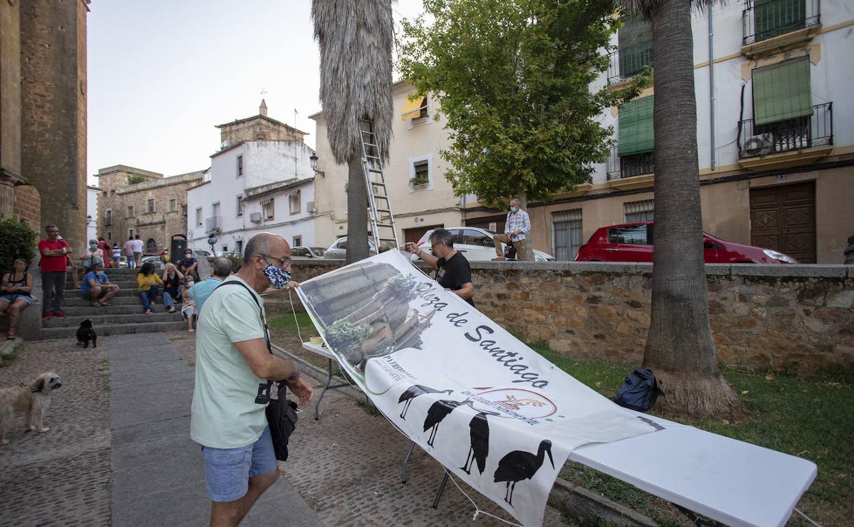 Los vecinos despliegan una pancarta en su reunión del jueves. 