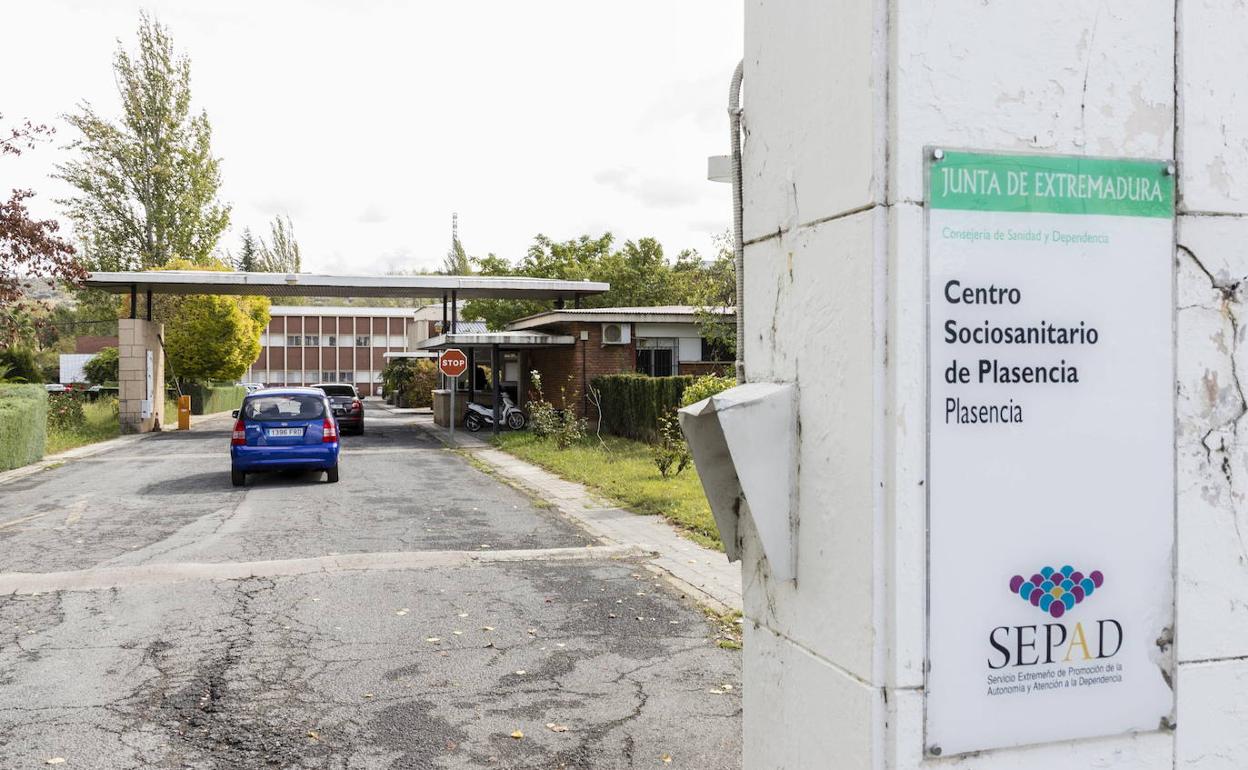 Entrada al centro sociosanitario, situado junto al polígono industrial de la ciudad.