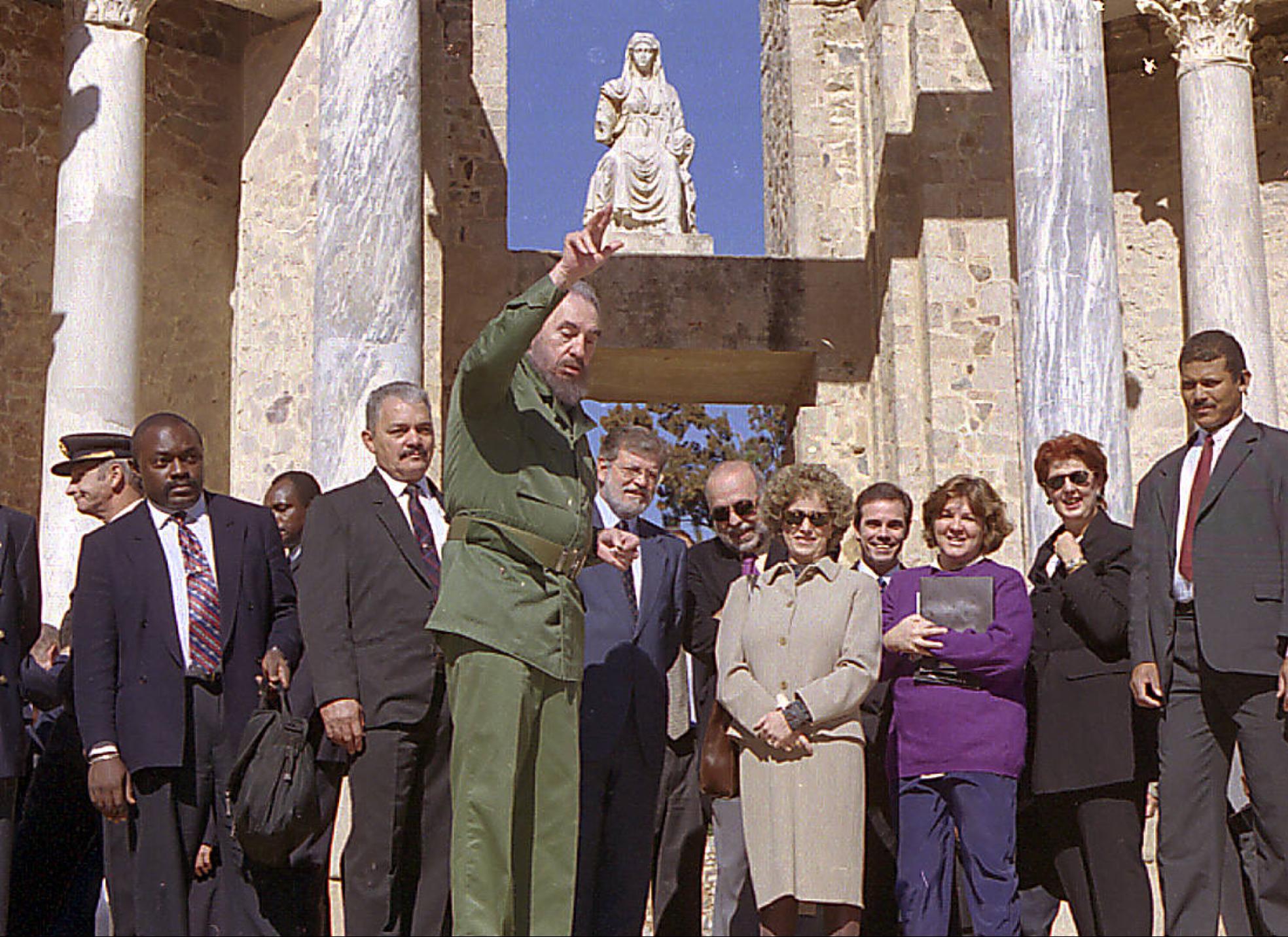 Fidel Castro bajo la diosa Ceres sobre la escena emeritense. 