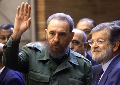 Imagen secundaria 1 - Arriba, Fidel entre Ibarra y José María Álvarez en el MNAR; abajo, Juan Carlos Rodríguez Ibarra junto al dirigente cubano y HOY del 21 de octubre de 1998. 