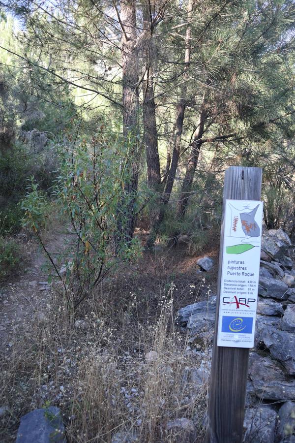 En menos de media hora de paseo se llega a la cueva que alberga estas pinturas rupestres esquemáticas, datadas en entre el 5500 y el 1000 antes de Cristo y cuyas peculiaridades se detallan en un panel explicativo