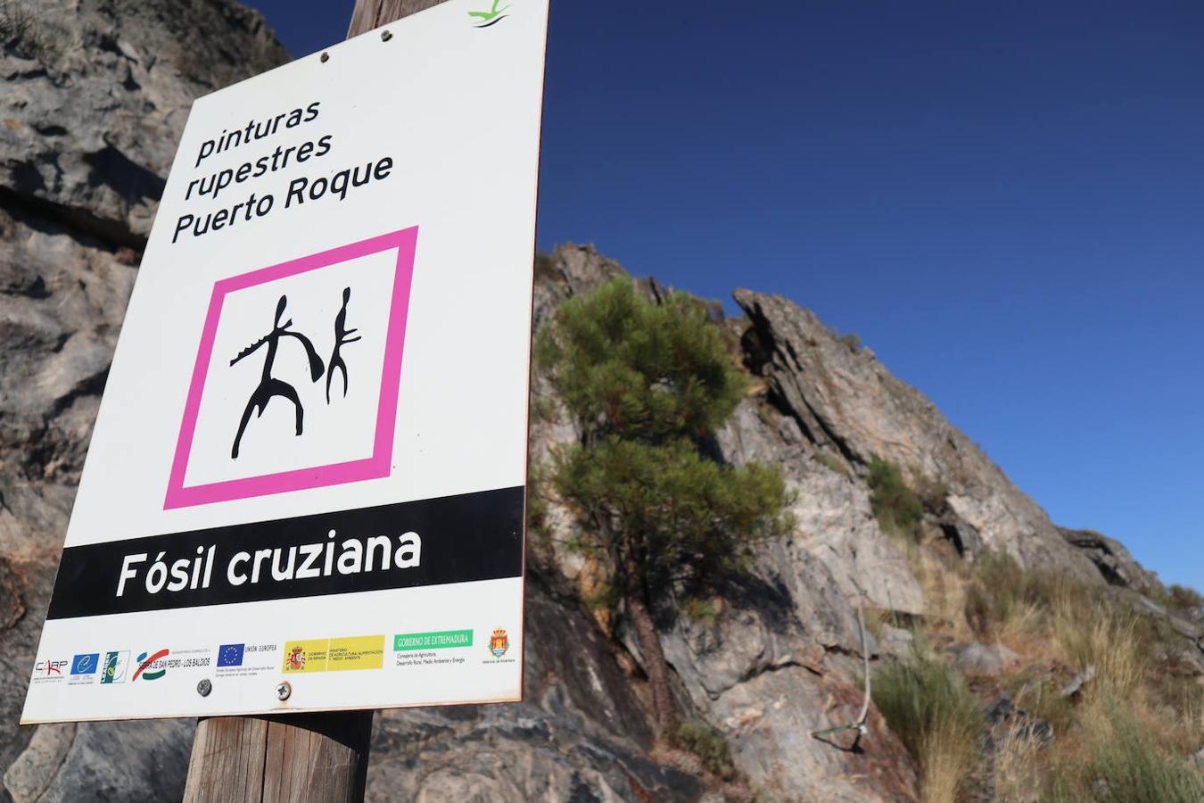 En menos de media hora de paseo se llega a la cueva que alberga estas pinturas rupestres esquemáticas, datadas en entre el 5500 y el 1000 antes de Cristo y cuyas peculiaridades se detallan en un panel explicativo