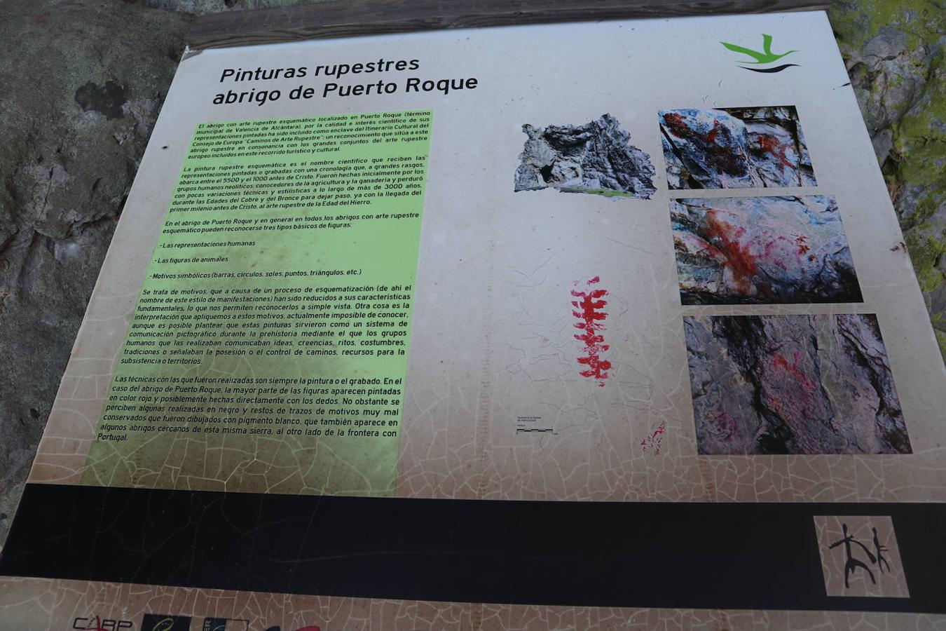 En menos de media hora de paseo se llega a la cueva que alberga estas pinturas rupestres esquemáticas, datadas en entre el 5500 y el 1000 antes de Cristo y cuyas peculiaridades se detallan en un panel explicativo