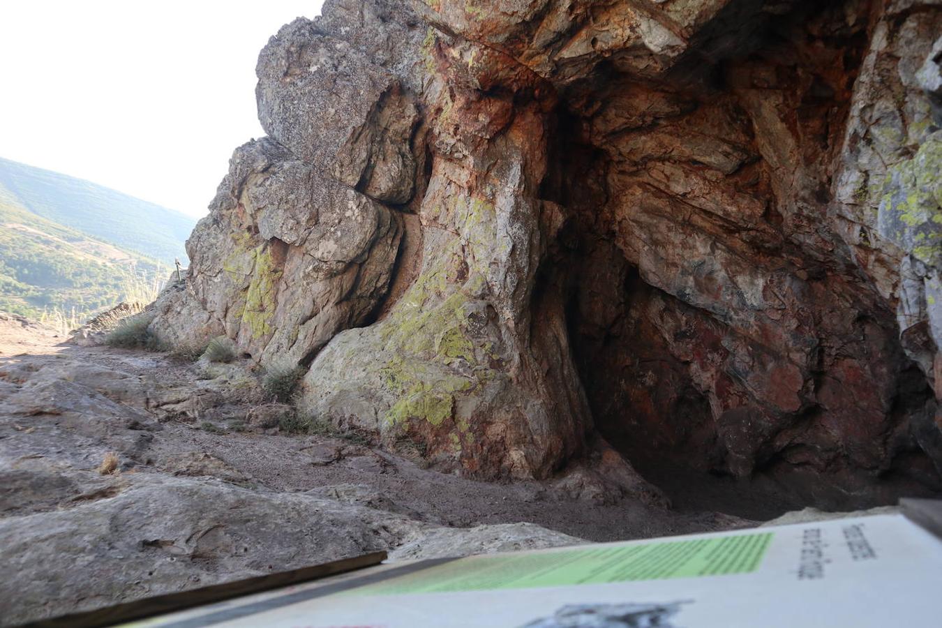 En menos de media hora de paseo se llega a la cueva que alberga estas pinturas rupestres esquemáticas, datadas en entre el 5500 y el 1000 antes de Cristo y cuyas peculiaridades se detallan en un panel explicativo