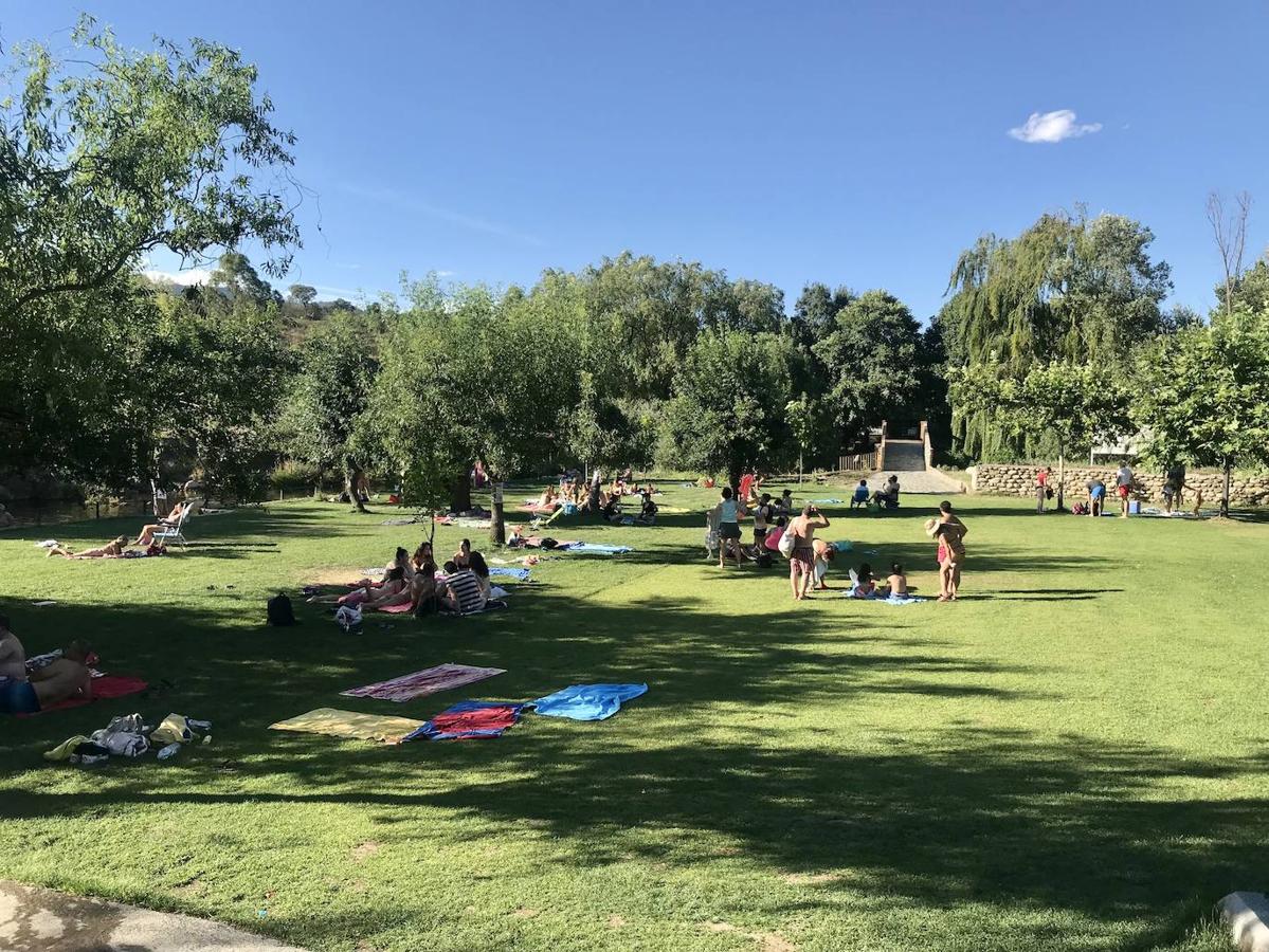 La piscina está bajo el viaducto que salva la EX-205.