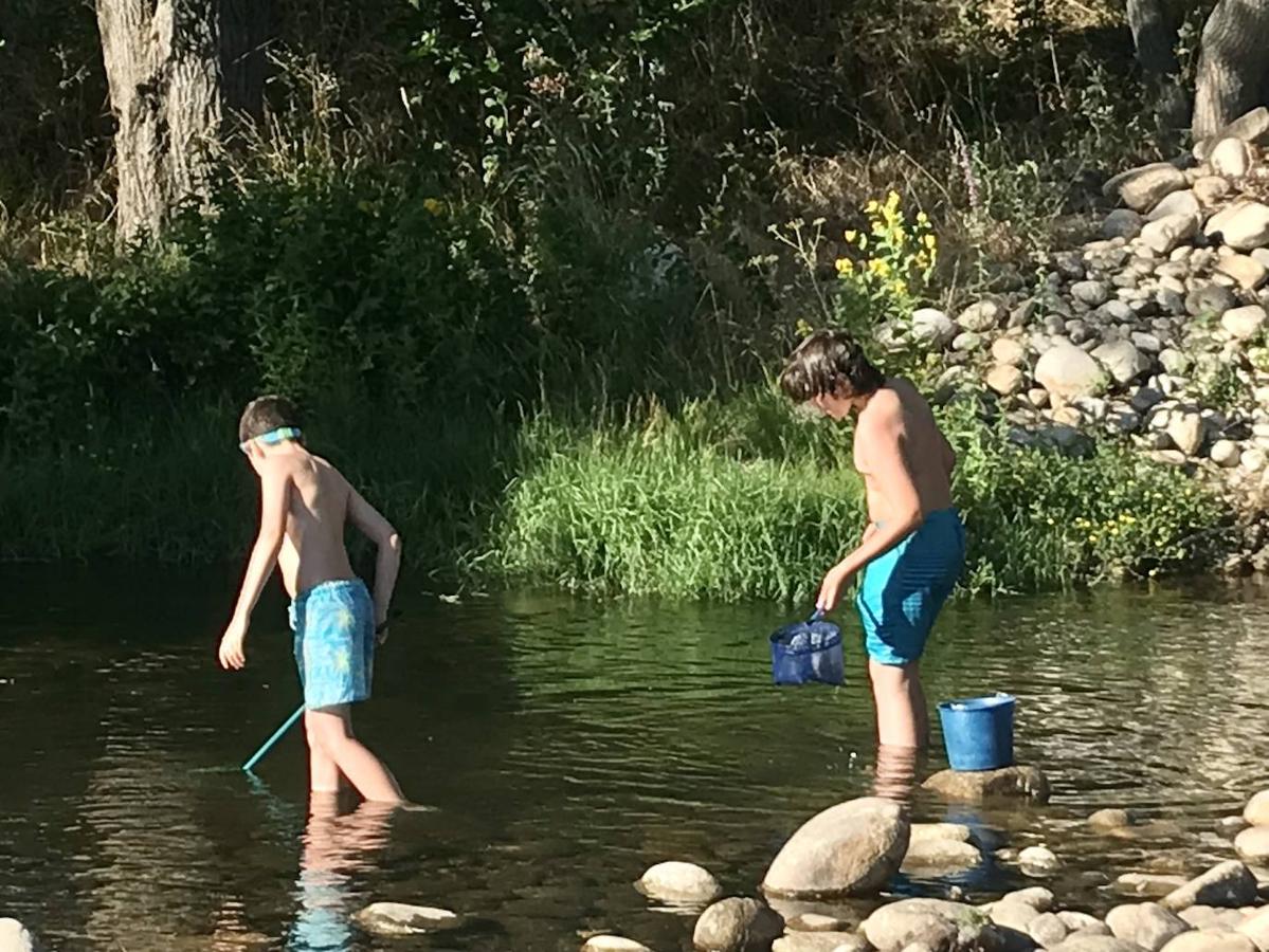 La piscina está bajo el viaducto que salva la EX-205.