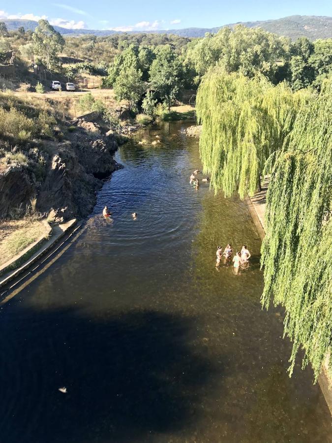 La piscina está bajo el viaducto que salva la EX-205.