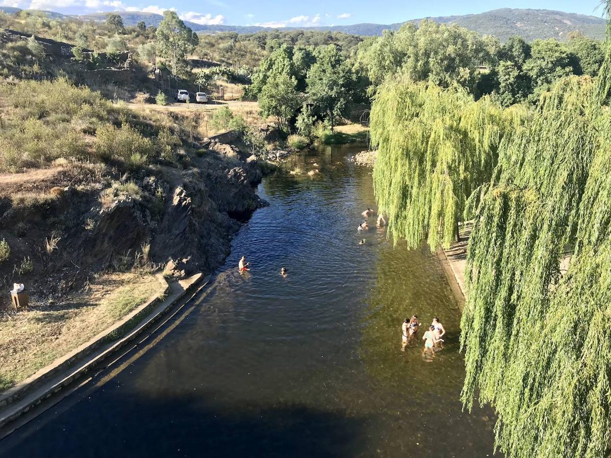 La piscina está bajo el viaducto que salva la EX-205.