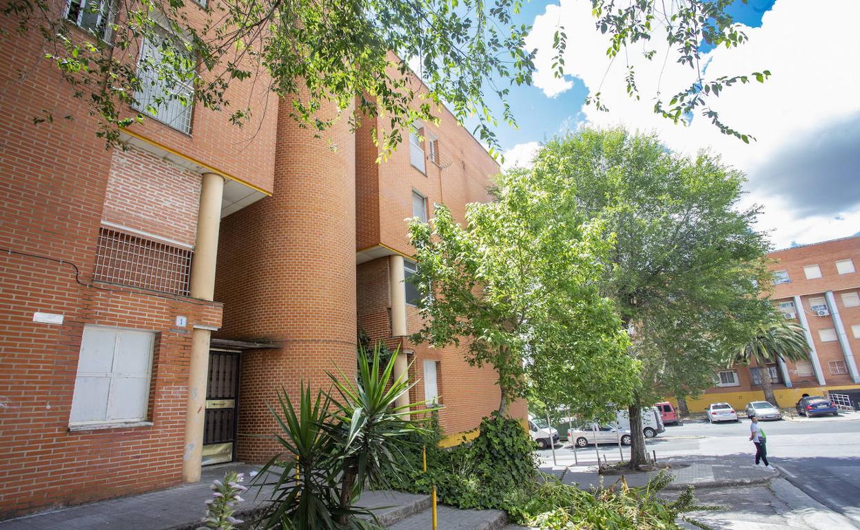 Bloque número 1 de la calle Río Vístula de Aldea Moret, donde hay viviendas municipales ocupadas. 