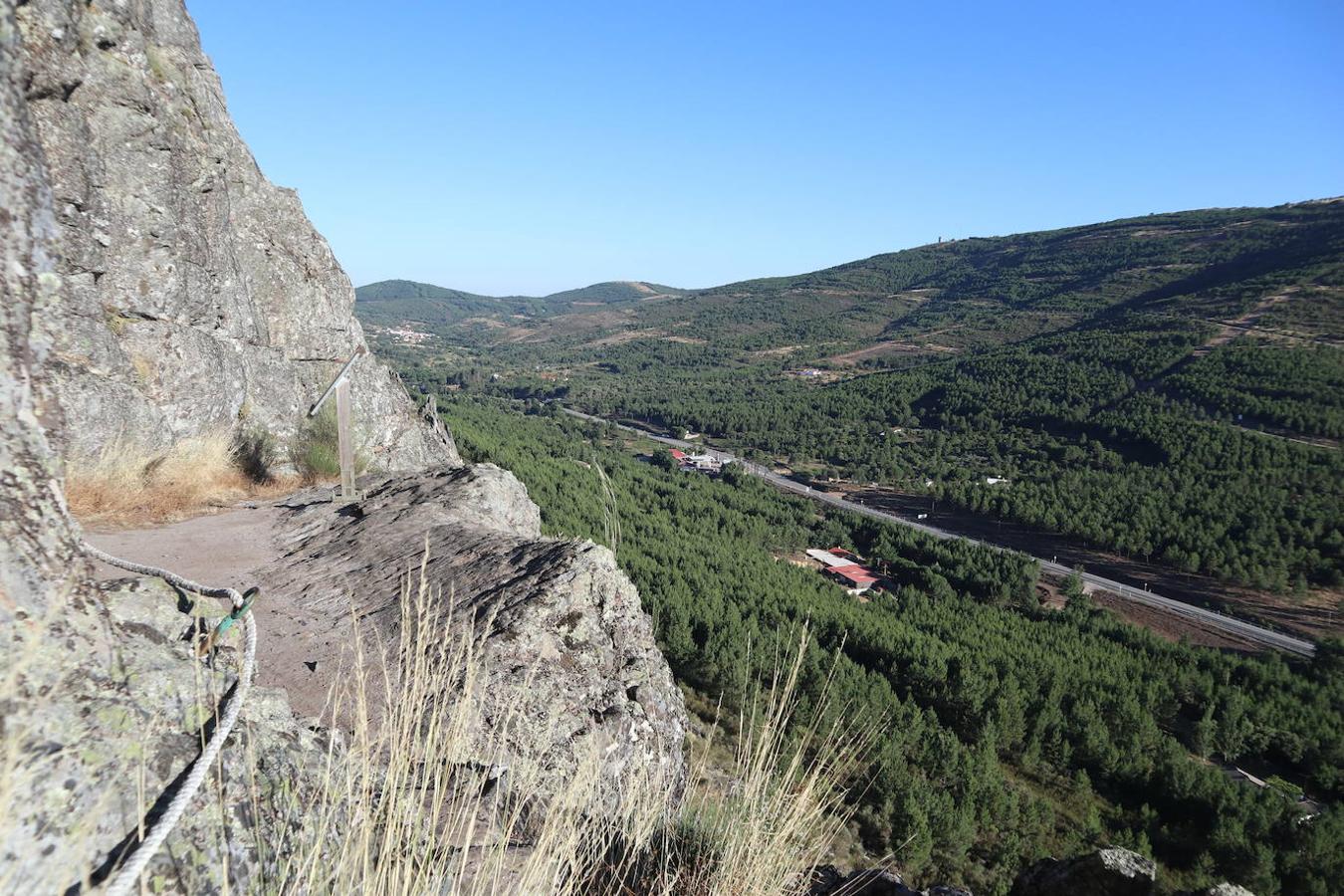 En menos de media hora de paseo se llega a la cueva que alberga estas pinturas rupestres esquemáticas, datadas en entre el 5500 y el 1000 antes de Cristo y cuyas peculiaridades se detallan en un panel explicativo