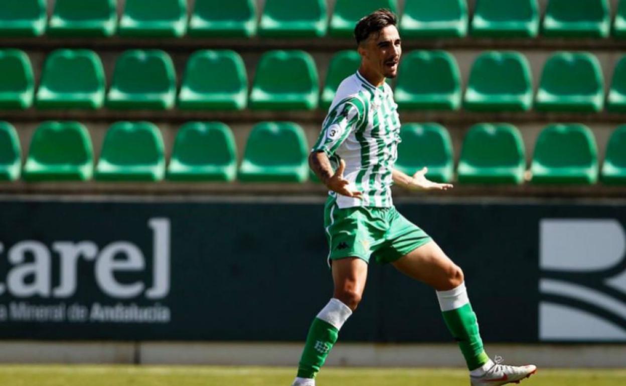 Rober González durante un partido con el Betis. 