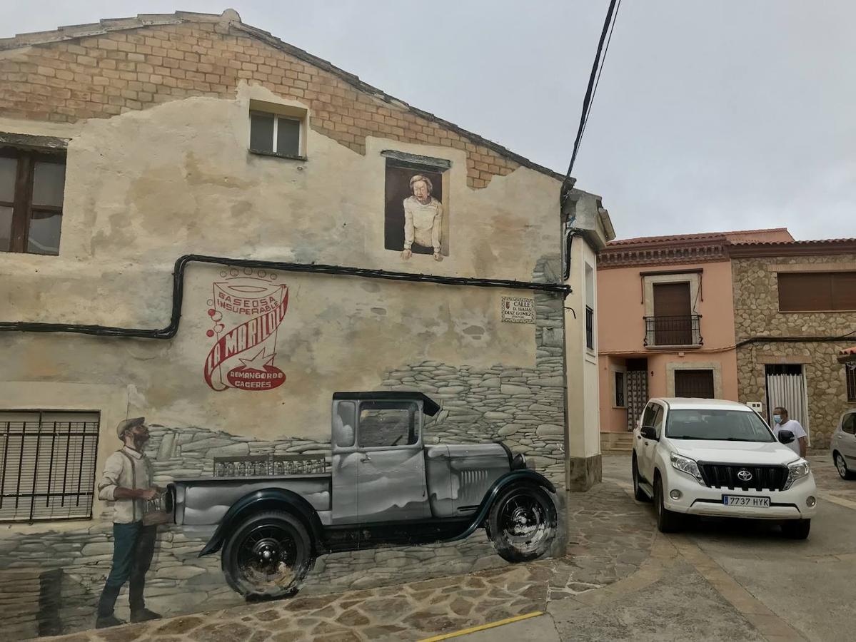 Romangordo tiene 96 obras que son su mayor atractivo turístico, porque convierte el paseo por sus calles es una sucesión de sorpresas. 