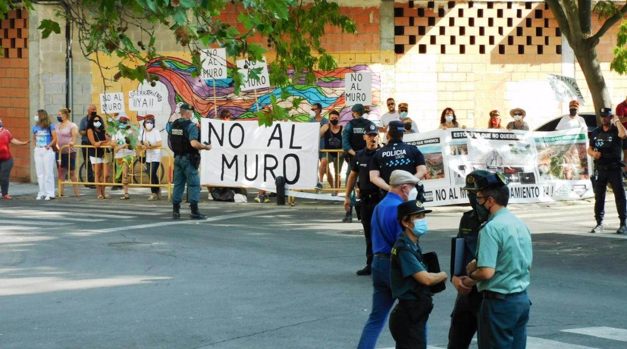 La plataforma No al Muro manifiesta a Sánchez sus demandas. 