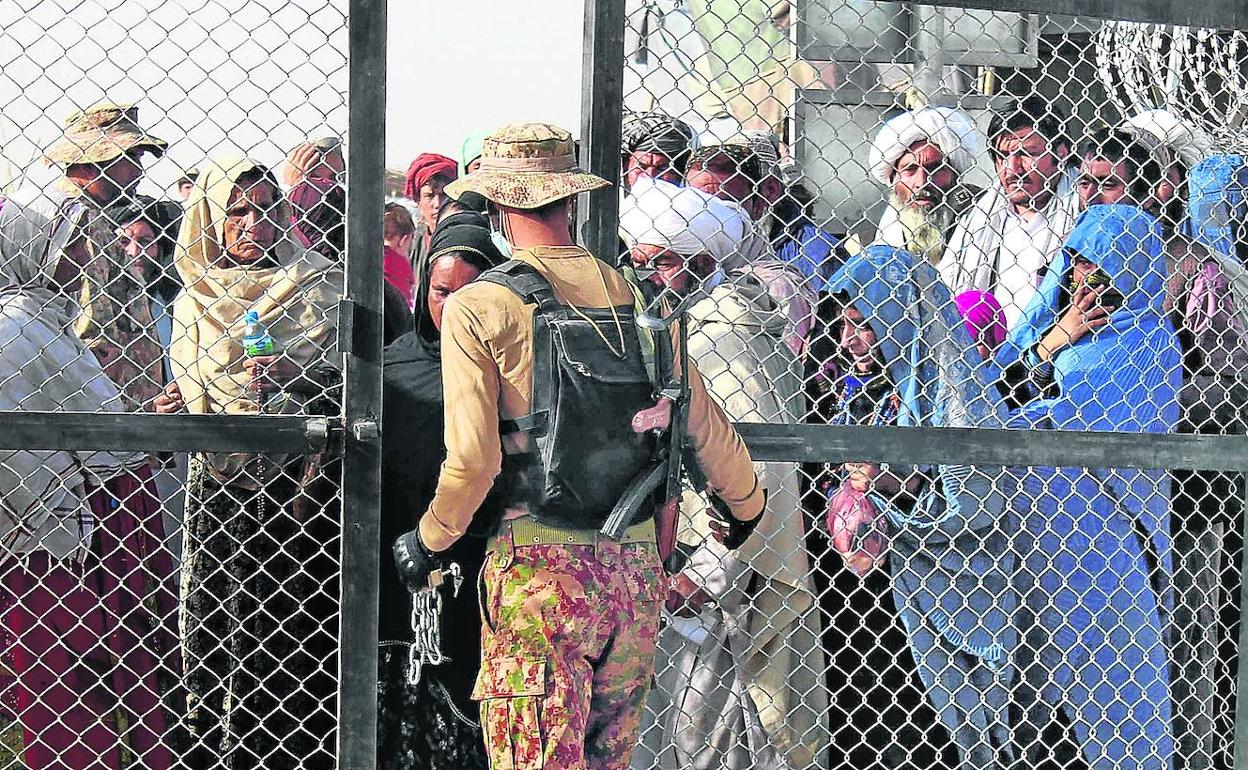 Un soldado paquistaní controla un paso fronterizo con Afganistán.