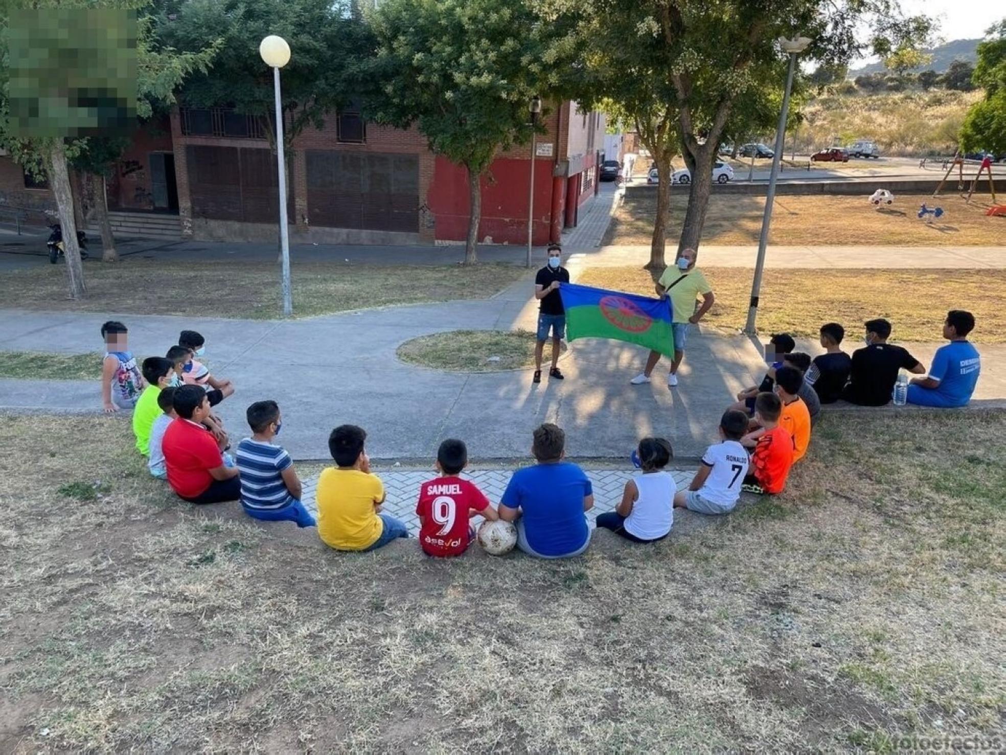 Antonio Montaño y David Silva, promotores educativos, en una actividad con menores en Gabriel y Galán. 