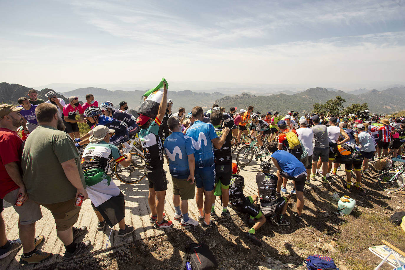 Los aficionados al ciclismo aunaron deporte, jolgorio y civismo en la ascensión al Pico Villuercas. 