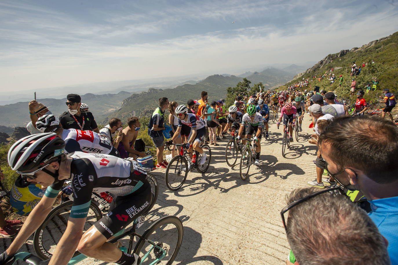 Los aficionados al ciclismo aunaron deporte, jolgorio y civismo en la ascensión al Pico Villuercas. 