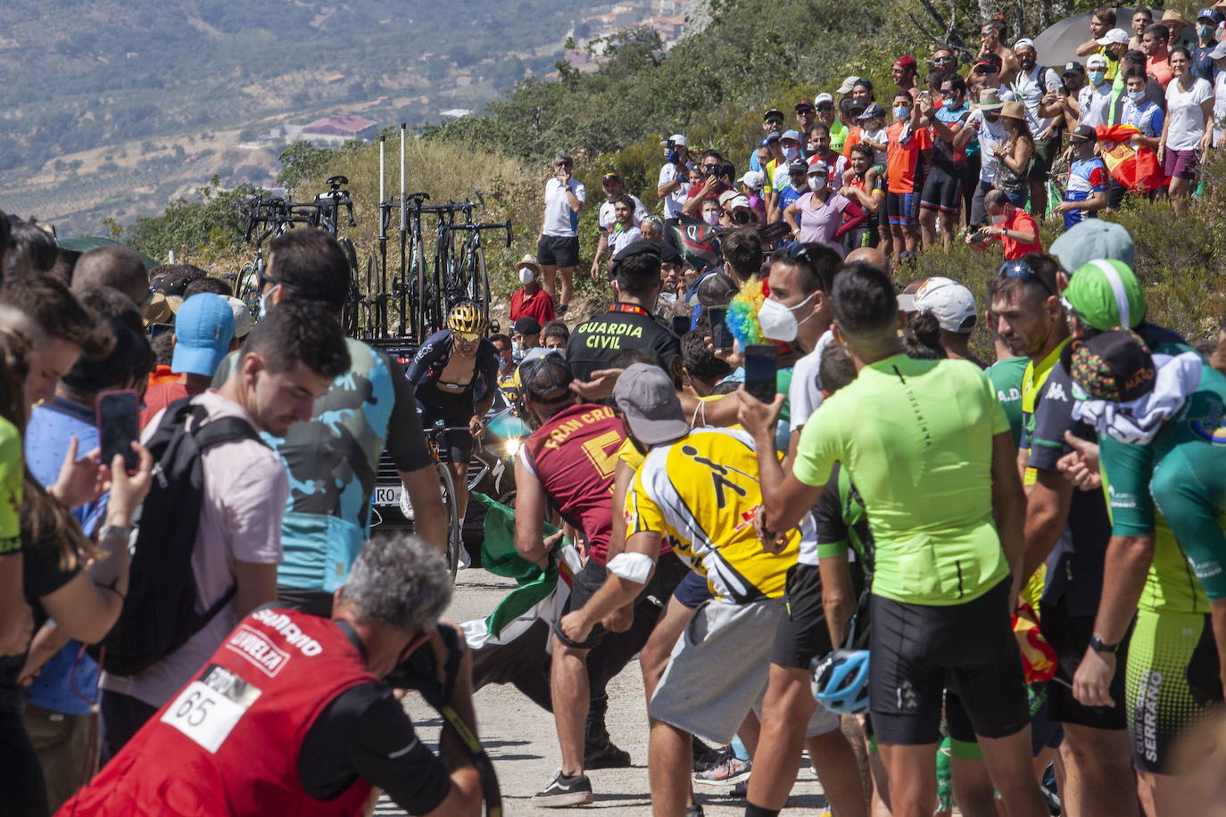 Los aficionados al ciclismo aunaron deporte, jolgorio y civismo en la ascensión al Pico Villuercas. 