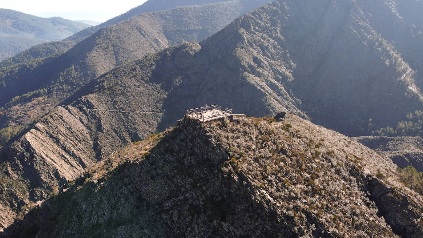 A este balcón único se puede llegar andando, subiendo cuestas con paciencia desde Huetre. O en coche.