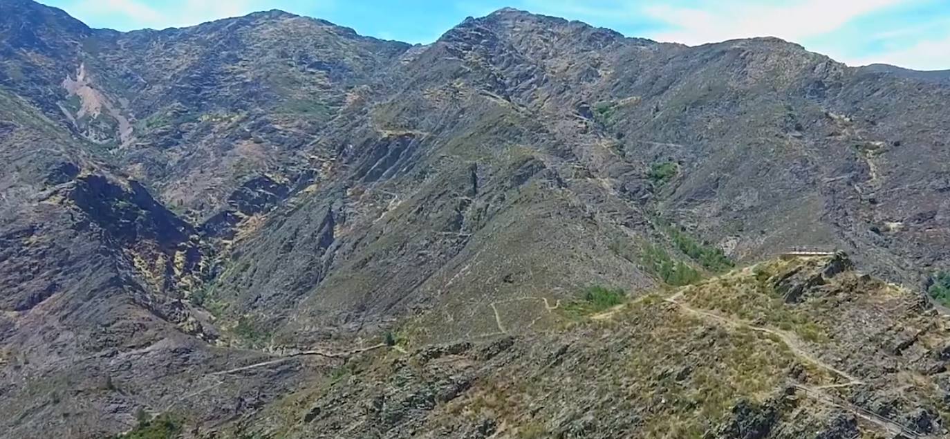A este balcón único se puede llegar andando, subiendo cuestas con paciencia desde Huetre. O en coche.
