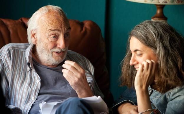 Lara Izagirre junto a Héctor Alterio, que interpreta al abuelo de la protagonista.