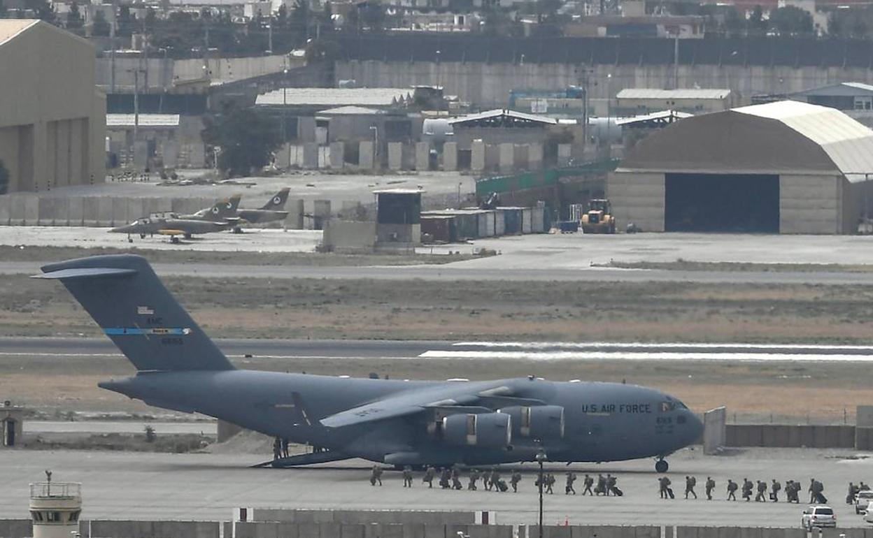 Los últimos soldados estadounidenses en Afganistán suben a un avión de transporte para salir del país.