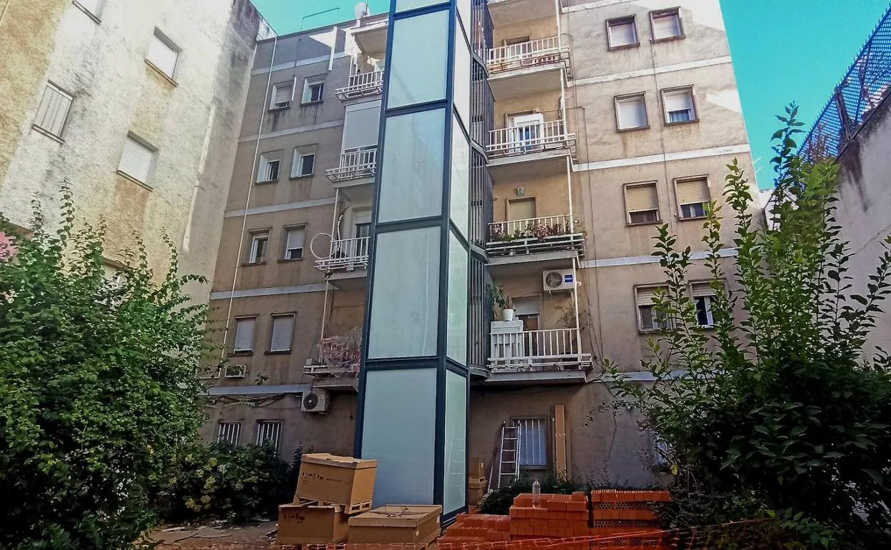 El ascensor, que llega al balcón de cada casa y a una puerta nueva. 